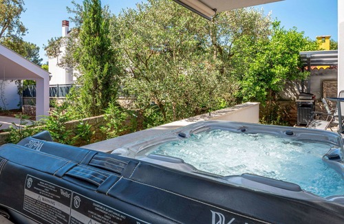 Artatore Apartment | Cosy apartment for 6 guests with A/C, hot tub, WIFI, TV and terrace