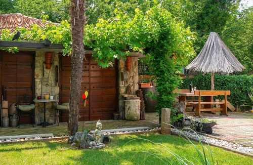 Marsici Apartment | Cosy apartment for 6 guests with WIFI, A/C, TV, patio and pets allowed