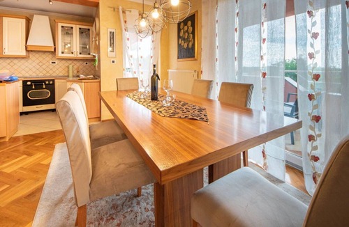 Viskovo Apartment | Cosy apartment for 6 guests with A/C, pool, WIFI, TV, balcony and panoramic view
