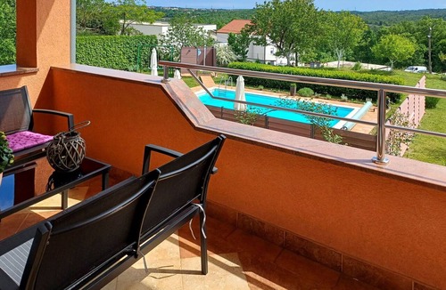 Viskovo Apartment | Cosy apartment for 6 guests with A/C, pool, WIFI, TV, balcony and panoramic view