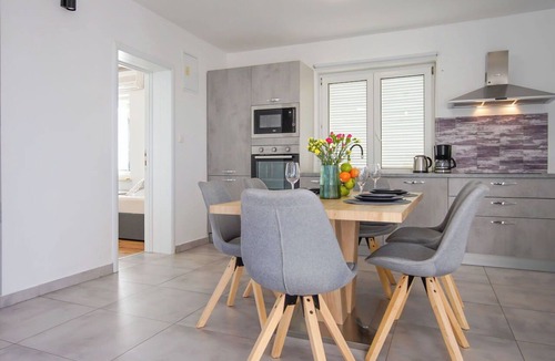 Vratarusa Apartment | Cosy apartment for 6 guests with A/C, WIFI, TV and patio
