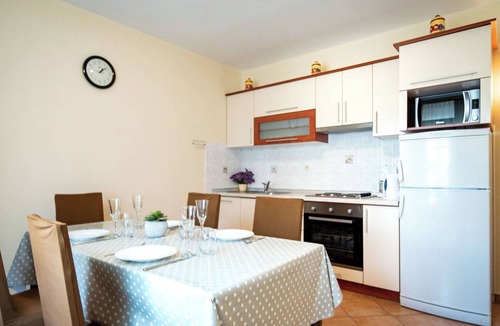 Rab Town Apartment | Cosy apartment for 6 people with A/C, WIFI, TV, terrace and pets allowed