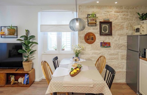 Cove Tri Zala (Zrnovo) Apartment | Cozy 1-bedroom apartment in quaint Korčula with AC