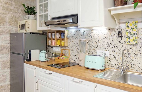 Cove Tri Zala (Zrnovo) Apartment | Cozy 1-bedroom apartment in quaint Korčula with AC