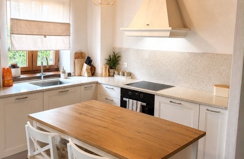 Cabrunici House | Cozy 4-bedroom house in perfect Čabrunići with pool.