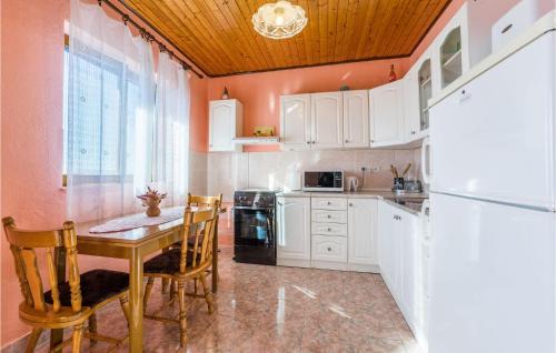 Dinjiska Apartment | Cozy Apartment In Dinjiska With House Sea View