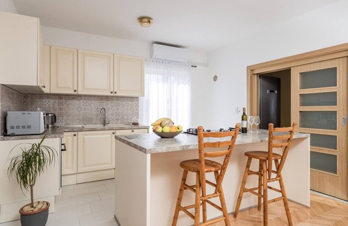 Kustici Apartment | Cozy apartment in Kustici with WiFi