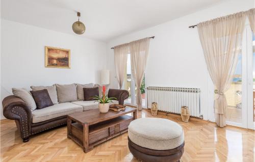Kustici Apartment | Cozy Apartment In Kustici With Wifi