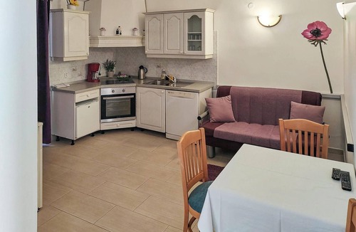 Rtina Apartment | Cozy apartment in Rtina with WiFi