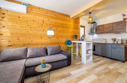 Omisalj House | Cozy holiday home SEAFRONT II