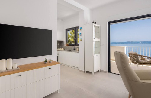 Businci House | Cozy home in Okrug Gornji with private swimming pool, can be inside or outside