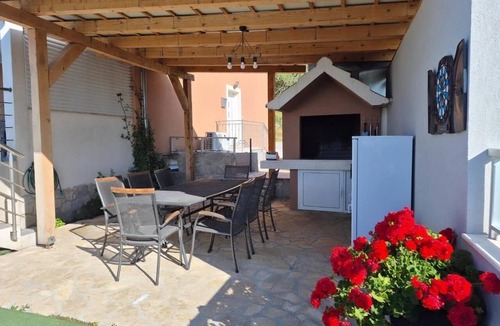 Kastel Stari Apartment | Cozy sea view apt. with heated pool and football court