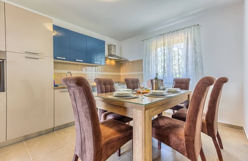 Kastel Stari Apartment | Cozy sea view apt. with heated pool and football court