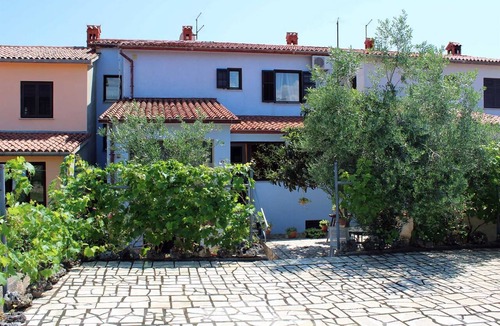 Vinkuran Apartment | Cozy Solitaire Suite: 1BR, 1Bath, Triple Parking Haven for Two