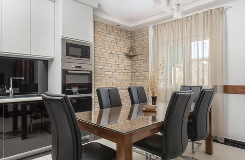 Prolozac Villa | Cozy Villa for 8 with Pool and Jacuzzi