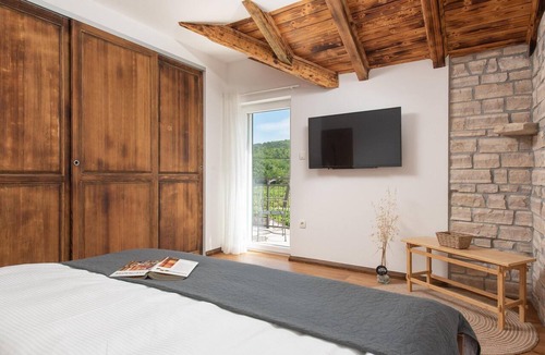 Prolozac Villa | Cozy Villa for 8 with Pool and Jacuzzi
