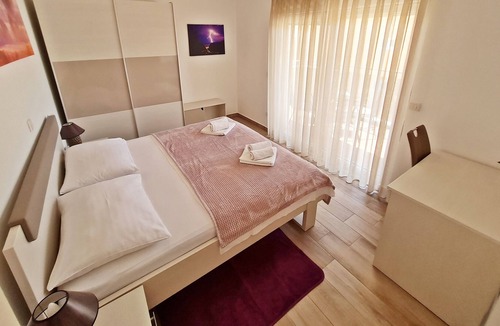 Podstrana Apartment | Deluxe Apartment with wifi, satv, private parking, near the beach