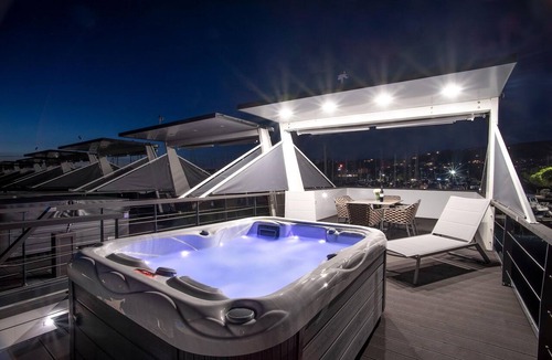 Seca Boat Rental | Dream houseboat by the sea with whirlpool