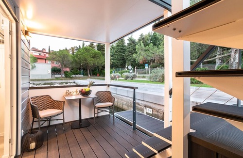 Seca Boat Rental | Dreamy houseboat by the sea with terrace and hot tub