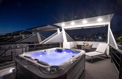Seca Boat Rental | Dreamy houseboat by the sea with terrace and hot tub