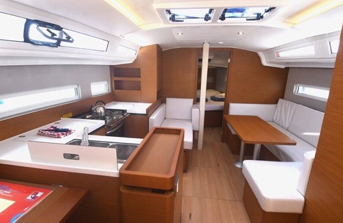 Komolac Boat Rental | Dubrovnik Delight: A Sun-Kissed Sailing Experience