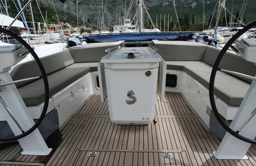 Komolac Boat Rental | Dubrovnik Delight: A Sun-Kissed Sailing Experience