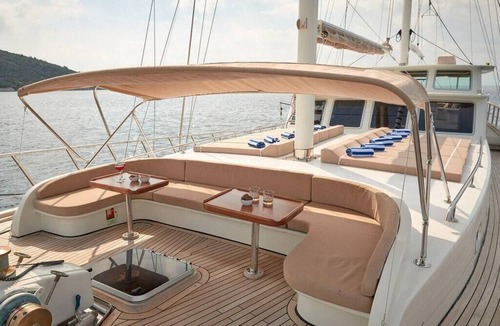 Komolac Boat Rental | Dubrovnik Delight: A Sun-Kissed Sailing Experience