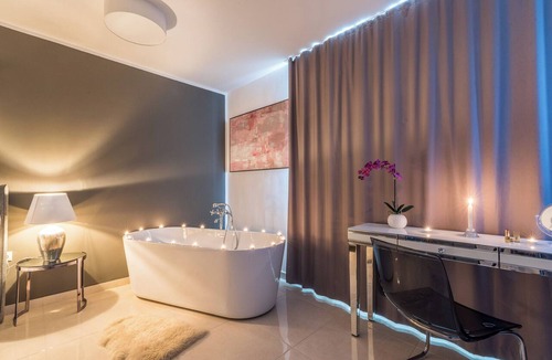 Plitvica Selo Hotel | Dvokrevetna soba Deluxe s bračnim krevetom i kadom
