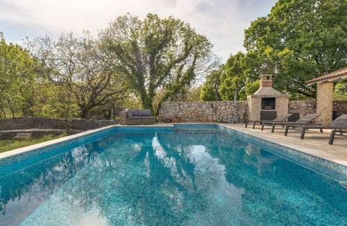 Garica House | Eine luxuriöse Villa "Maslina" mit Pool und Grill by Interhome