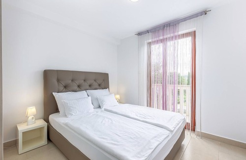 Vantacici Apartment | Elegant apartment Mike 6 with balcony and sea view