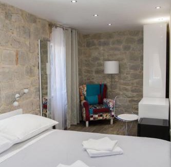 Split House | Elegant Residence Rooms & Apartments