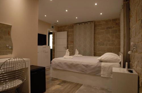 Split House | Elegant Residence Rooms & Apartments