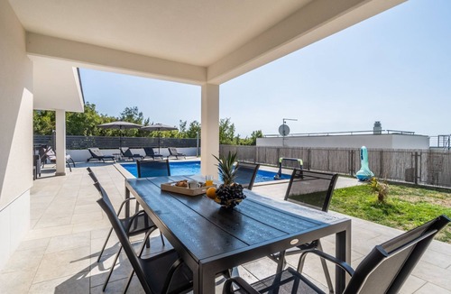 Viskovici House | Elegantes Escape mit Pool und Panoramablick by Interhome