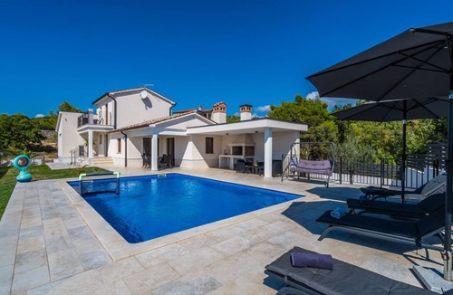 Viskovici House | Elegantes Escape mit Pool und Panoramablick by Interhome