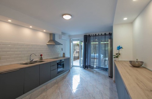 Radini House | für 10 Personen und 2 Kinder in Juricani, Istrien (Istrische Riviera) by Interhome