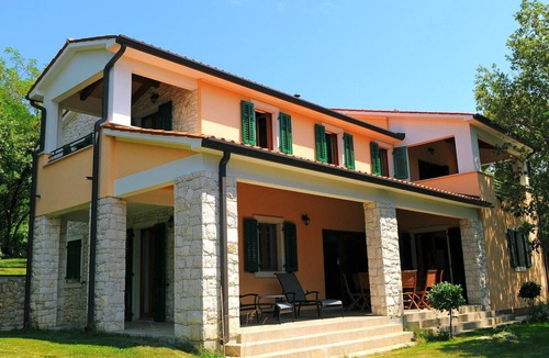 Stanisovi House | Familiäre 5-Schlafzimmer-Villa mit Gemeinschaftspools by Interhome