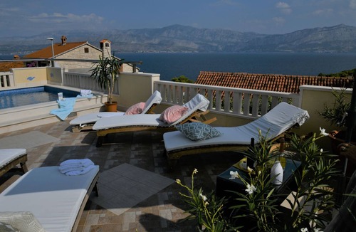 Postira House | Ferienvilla in ruhiger Lage mit Pool by Interhome