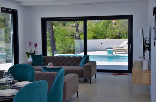 Bast House | Ferienvilla "Villa Melody" mit privatem Pool by Interhome