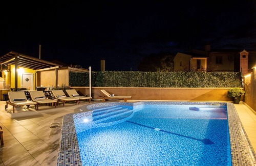 Vintijan Apartment | Four-bedroom apartment with a swimming pool Pula (A-14924-a)