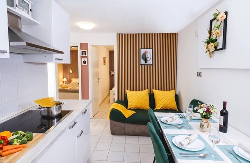 Secovlje Apartment | Gaja 2 Bdr Apt w Shared Jacuzzi & Garden near Portorož, Portorož - Sečovlje, Slovenia