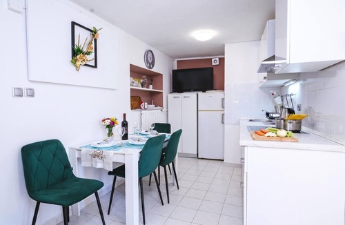 Secovlje Apartment | Gaja 2 Bdr Apt w Shared Jacuzzi & Garden near Portorož, Portorož - Sečovlje, Slovenia