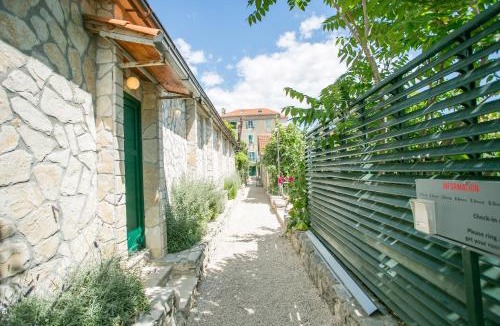 Split Apartment | Garden Apartment Hotel