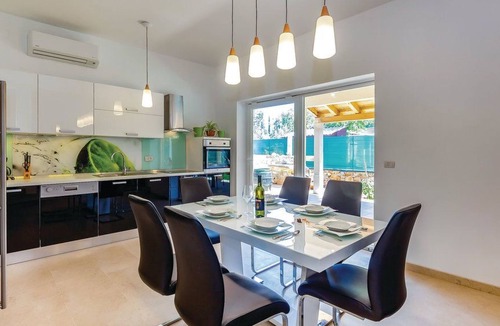 Rasopasno House | Geräumige, topmoderne Ferienvilla mit eigenem Pool by Interhome