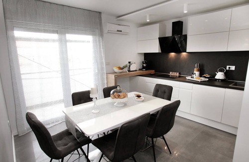 Kastel Kambelovac Apartment | Gorgeous apartment in Kastel Kambelovac