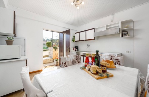 Makovci Apartment | Gorgeous apartment in Groznjan with WiFi