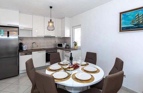 Komarna Apartment | Gorgeous apartment in Komarna with WiFi