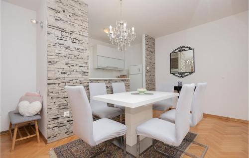 Istok Apartment | Gorgeous Apartment In Makarska With Wifi
