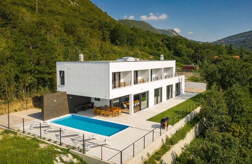 Bakarac House | Gorgeous home in Bakarac with private swimming pool, can be inside or outside