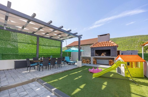 Drnis House | Gorgeous home in Kricke