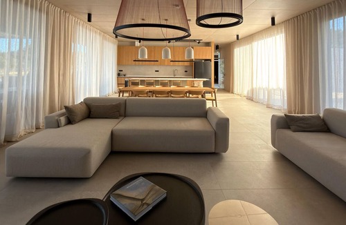 Lun House | Gorgeous home in Lun with sauna